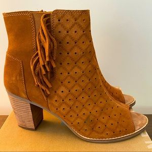 Excellent Condition TOMS Majorca Peep Toe Booties Cinnamon Suede Fringe sz 12